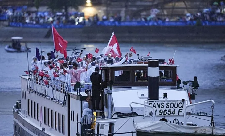 Paris'te millilerimiz sahnede! Ay yıldızlı bayrağımız geçit yaptılar | Törenden guru dolu anlar