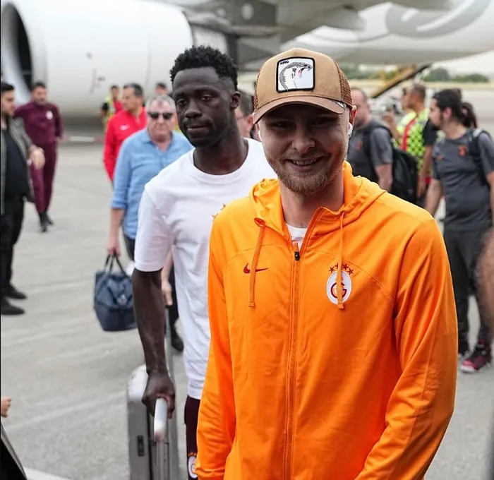 galatasaray-kafilesi-adanaya-geldi-1714063841293.jpg Galatasaray kafilesi Adana'ya geldi - 2