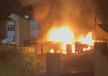 İstanbul Beyoğlu'nda korkutan yangın! Alevler geceyi aydınlattı
