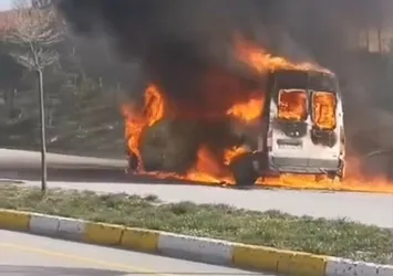Sivas'ta seyir halindeki servis minibüsü yandı