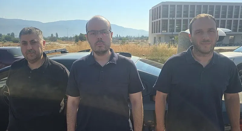 alihan-kuris-suc-orgutune-ikinci-dalga-operasyon-12-supheli-yakalandi-1787397145886.jpeg Firari Hilmi Tuna Kuriş (ortada) ve Erhan Yılmaz Marmaris'te yakalandı (DHA)