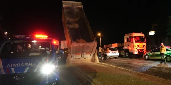 1702591632956.jpg Bolu’da Sodyum Alüminat tehlikesi! Yalova’dan Azerbaycan’a giden kimyasal yüklü tanker tepkimeye girdi - 6