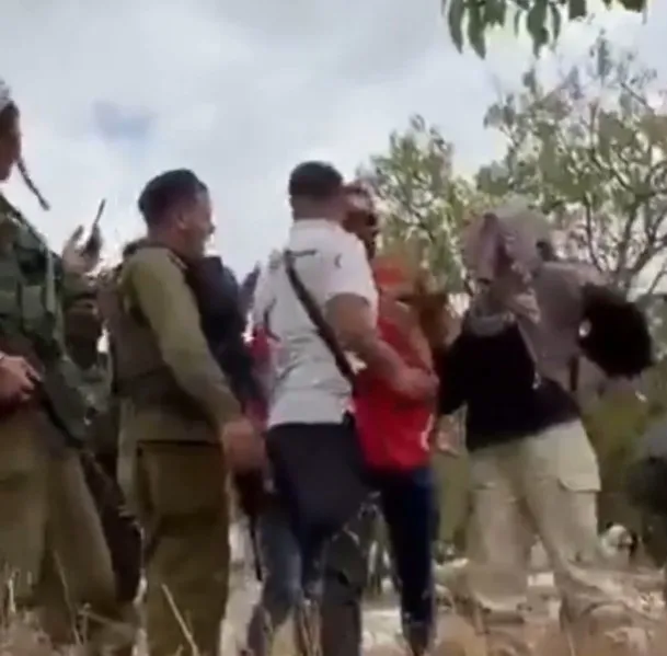 dunya-bu-kareyi-konusuyor-italyan-lespresso-dergisinin-kapagi-israili-zorladi-1776161750714.jpg İsrailli işgalcilerin Filistinli kadını aşağıladığı anlara ait görseller ortaya çıktı (X)