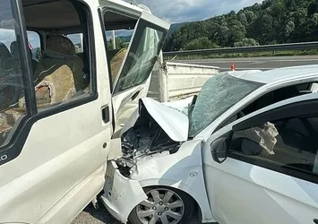 Düzce'de otomobil ile Karayolları işçilerini taşıyan kamyonet çarpıştı: 15 yaralı