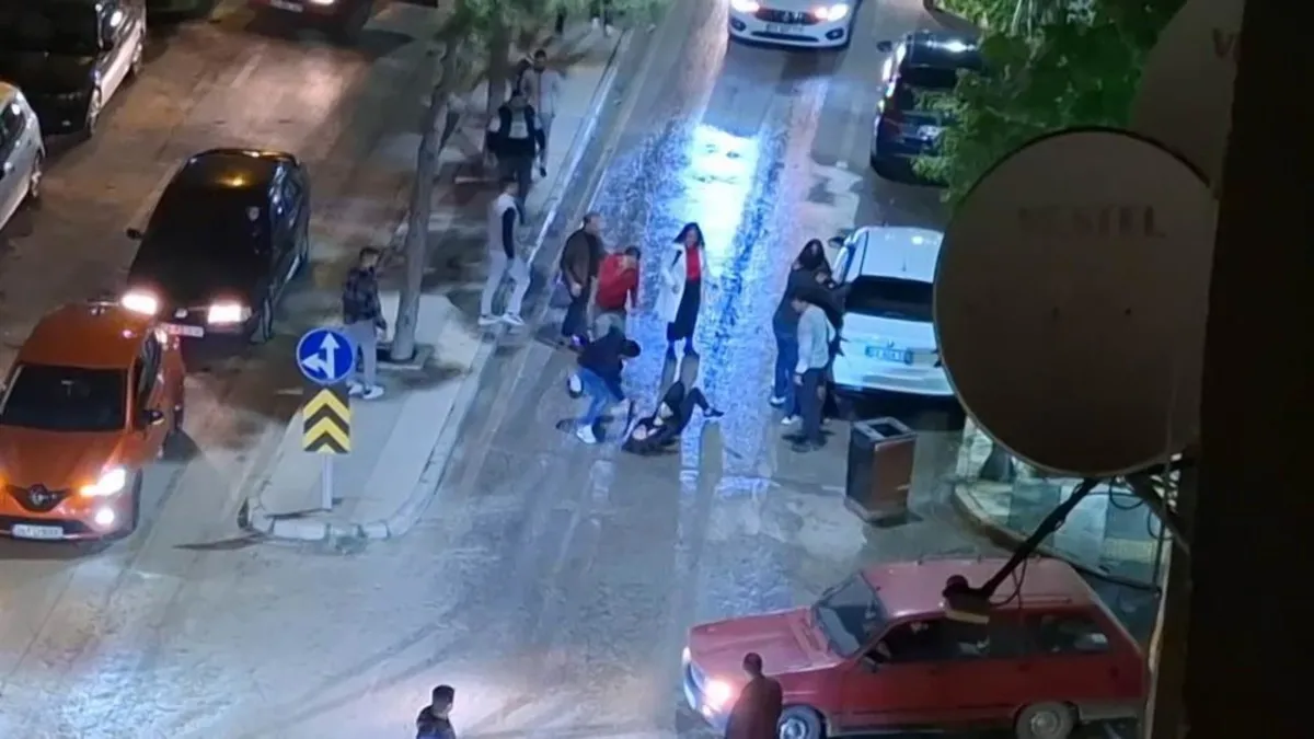 Elazığ'da kız kavgası! Erkekler ayıramadı