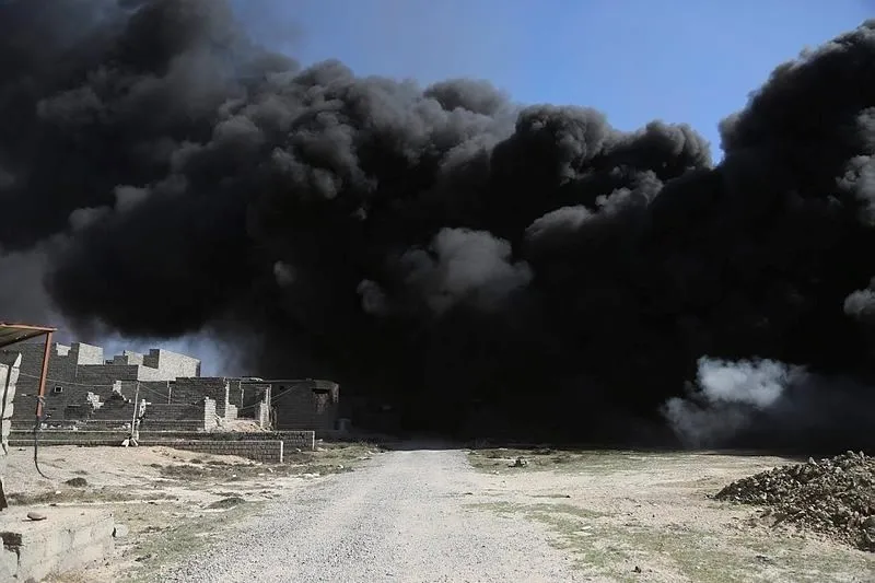 DEAŞ, ham petrolü ateşe verdi - 1