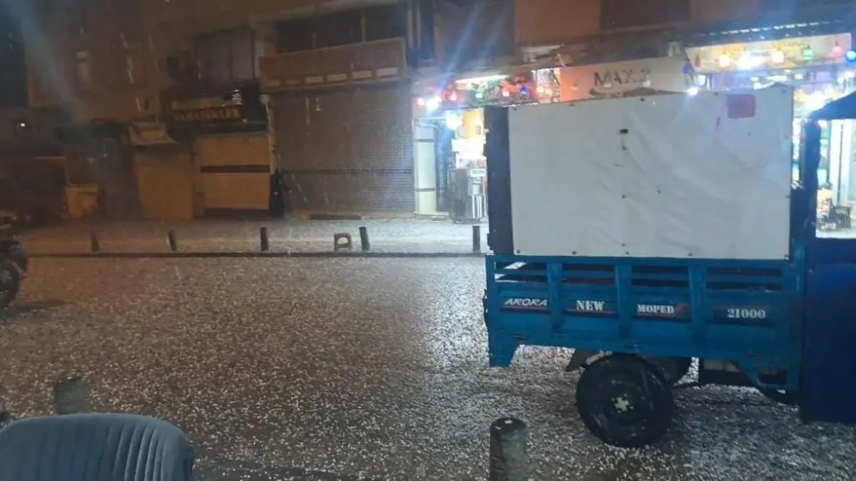 Kilis'te dolu yağışı! Yollar beyaza büründü