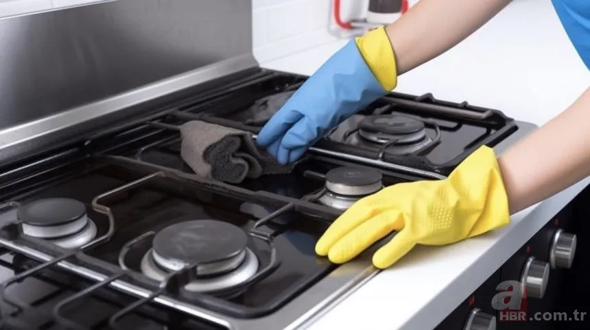 Siyah ocakta toz ve yağ lekesine son! Ovalamadan bir çırpıda tertemiz olacak! 1 kaşık eklemeniz yeterli! 2