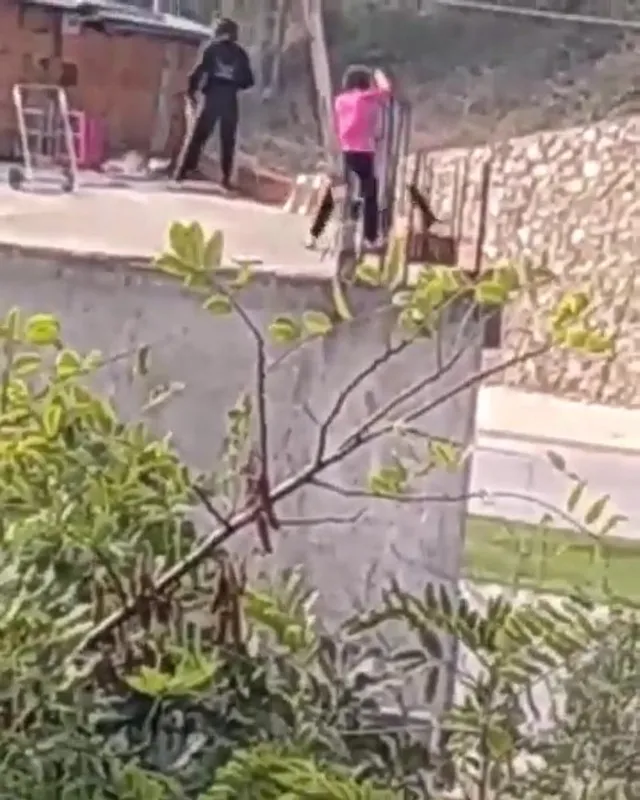 Son dakika: Kocaeli'de kan donduran işkence görüntüleri: Kediyi iple çatıdan sarkıtıp süpürge ile vurdular - 5