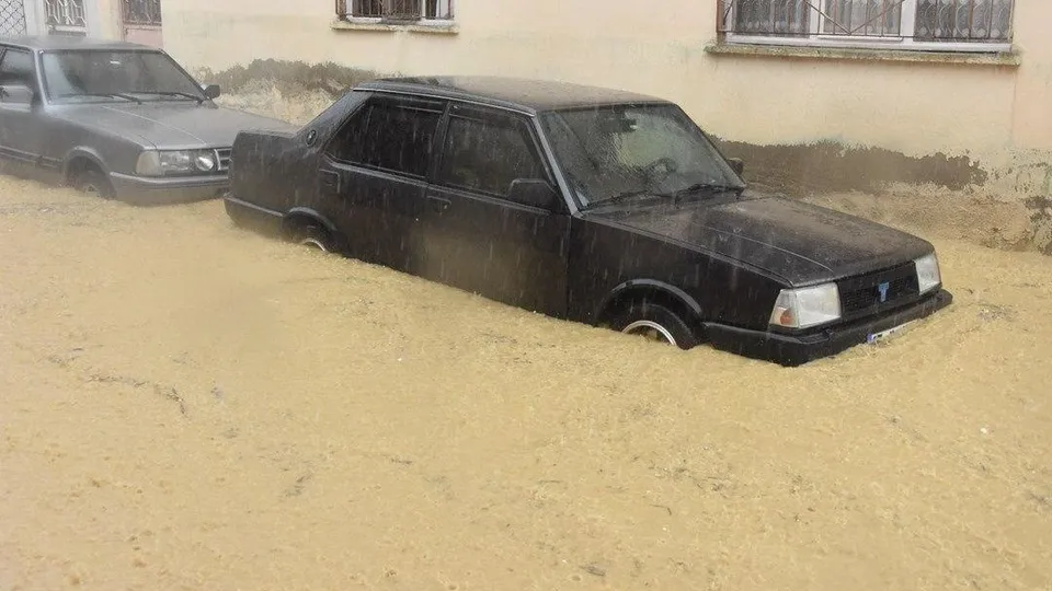 İzmir’i sağanak yağış vurdu! Dereler taştı, evleri su bastı
