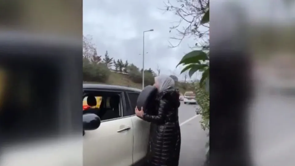 Arabanın tekerini yedi! Görenler gözlerine inanamıyor... Hangisi gerçek?