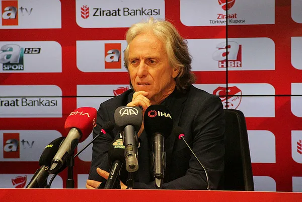 jorge-jesus-fenerbahceden-ayrildigini-duyurdu-1686521663118.jpg Jorge Jesus Fenerbahçe'den ayrıldığını duyurdu - 4