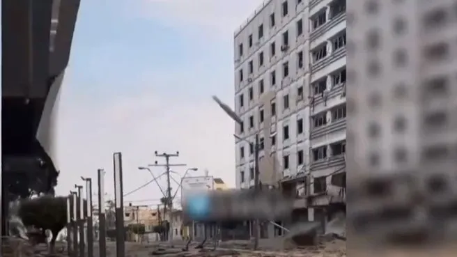 İşte Gazze’ye bombanın düşme anı! Bina uçaklar tarafından böyle vuruldu