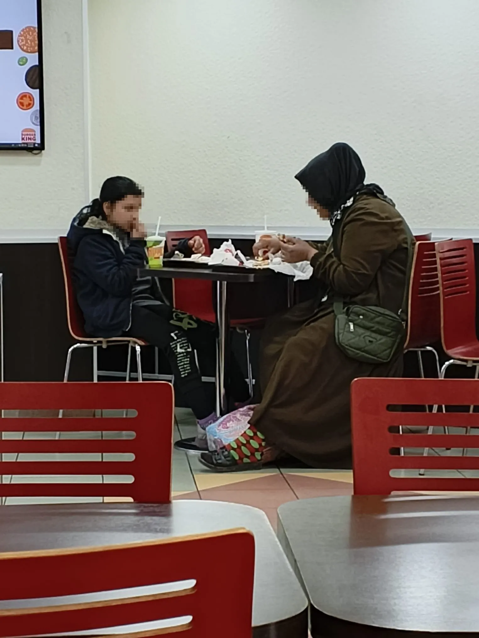 Burger King şubesinde skandal ayrımcılık! Anne ve kızına servis engeli: 
