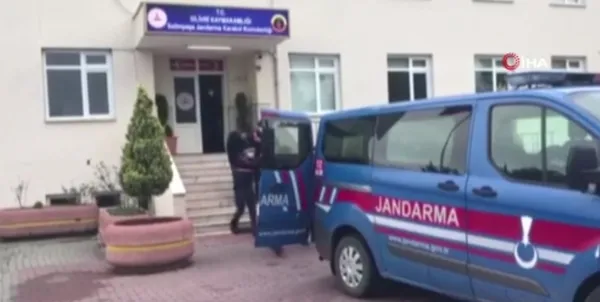 silivride-500-senelik-iran-halisini-satarken-sucustu-yakalandilar-1639554640943.jpg Silivri’de 500 senelik İran halısını satarken suçüstü yakalandılar - 4
