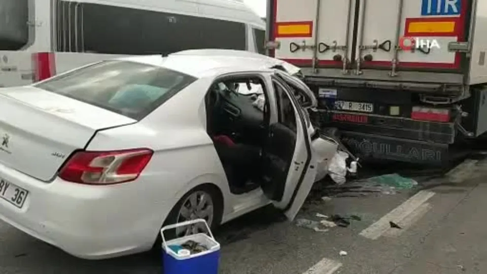 Otomobil TIR’a ok gibi saplandı! Çok sayıda yaralı var