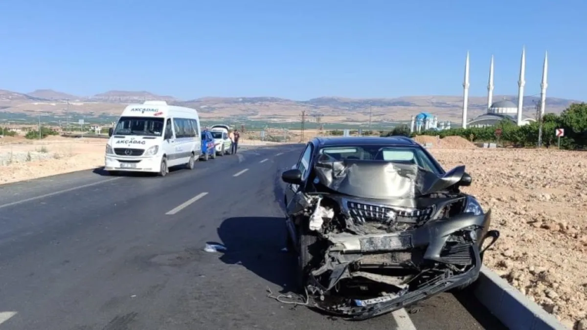 Malatya'da minibüs ile otomobil çarpıştı: 9 yaralı