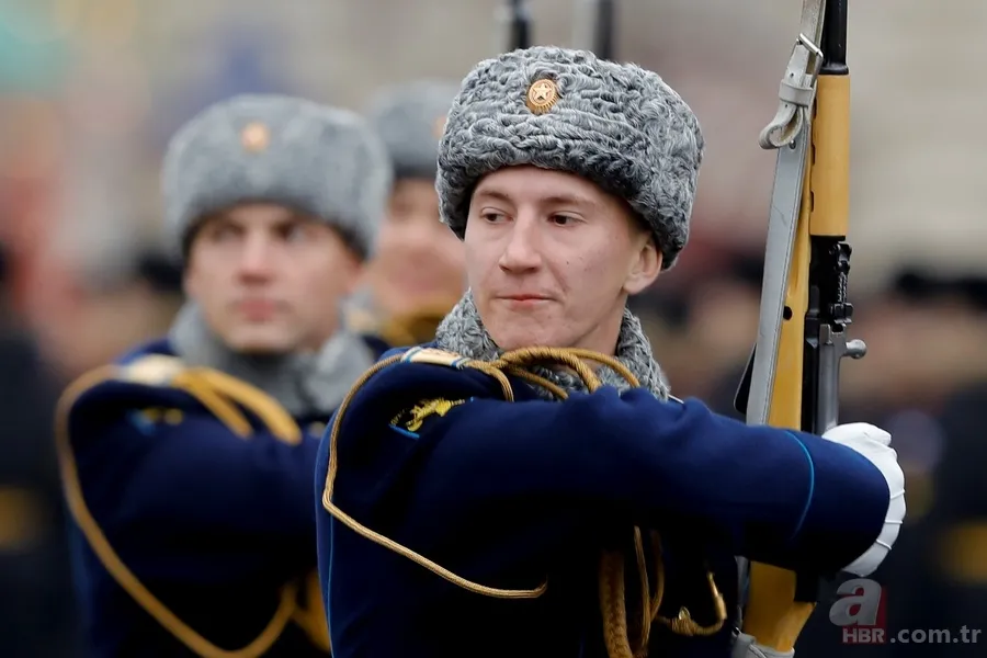 Rusya'dan renkli görüntüler! 'Sovyet askerleri' Kızıl Meydan'da... 4