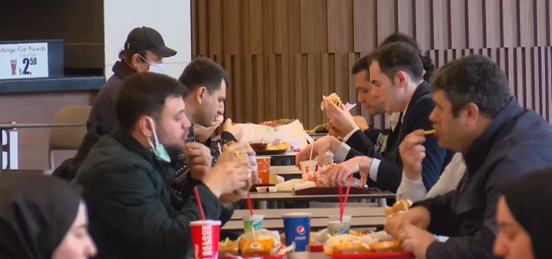Restoran, lokantalar ve kafeler açıldı! AVM'lerin yemek katları doldu taştı