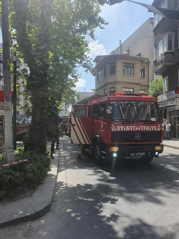 ortakoyde-1628931234347.jpeg İstanbul'da Ortaköy'de otel yangını! - 1