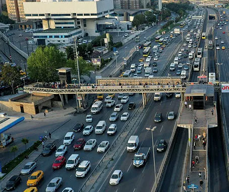 İstanbul’da trafik çilesi! D-100 Karayolu ve TEM’de trafik durma noktasına geldi