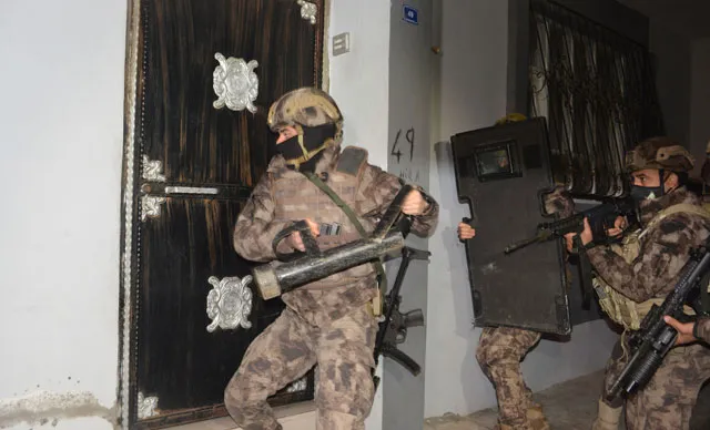 Adana'da sosyal medyadan uyuşturucuya özendirenlere operasyon: 12 gözaltı kararı - 1