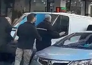 Dehşet veren anlar: Güngören'de iki araç sürücüsünün trafikteki "baltalı kavgası" kamerada