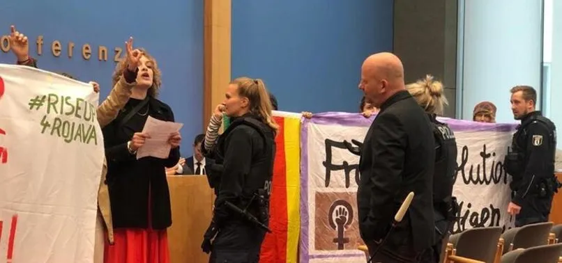 Almanya'da terör örgütü PKK yandaşları basın toplantısını bastı