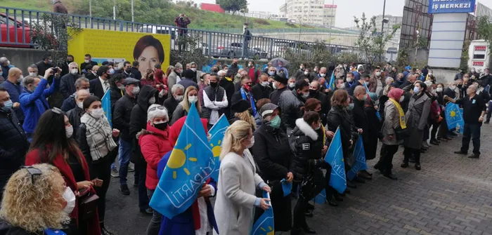 İYİ Parti’de FETÖ isyanı! Bir grup partili eylem yaparak İstanbul İl Başkanı Buğra Kavuncu’nun istifasını istedi