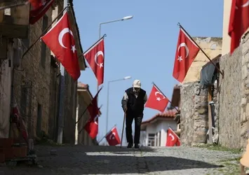 Bu köyde evlerden Türk bayrakları inmiyor