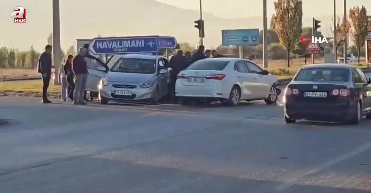 Erzincan’da iki otomobil çarpıştı: 5 yaralı