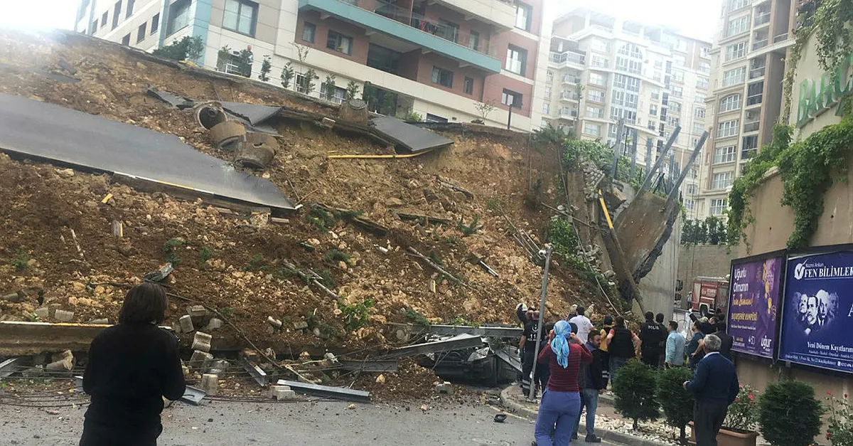 Başakşehir'de istinat duvarı çöktü
