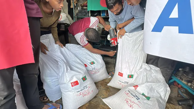Bangladeş’te sel felaketi | Türkiye’den yardım eli! 16 bin 750 yardım paketi ve temel ihtiyaç desteği