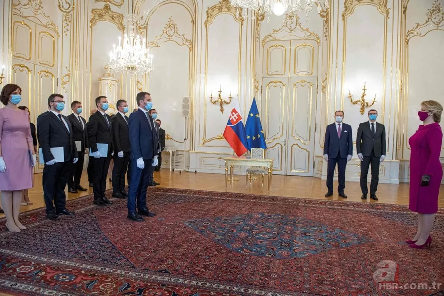 Slovakya'da yeni Başbakan Igor Matovic'in yemin töreninde dikkat çeken Koronavirüs önlemi 1