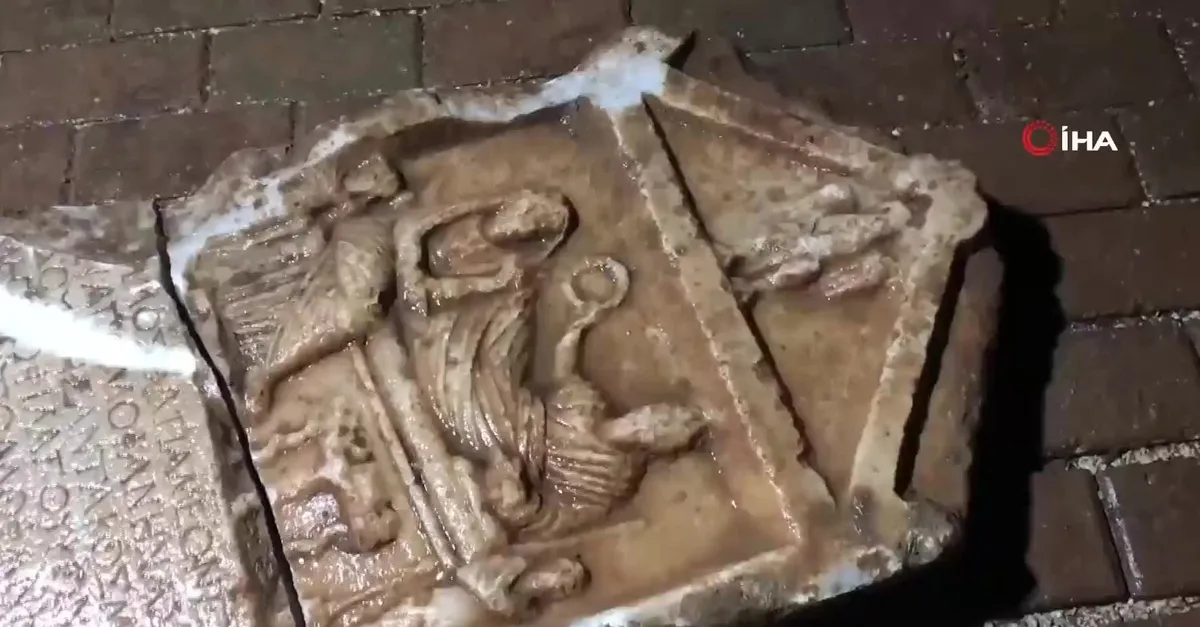 İnşaat çalışmasını balkondan izleyen vatandaşın dikkatiyle tarihi mezar steli bulundu