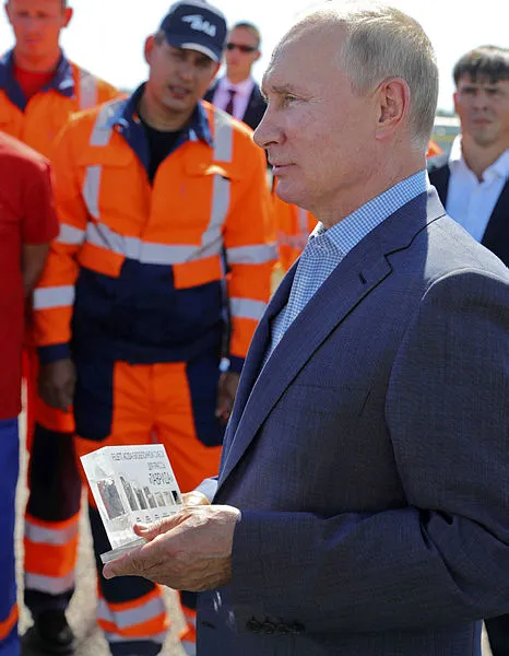 Rusya Devlet Başkanı Putin, makam aracının direksiyonuna geçti | İşte o anlar...