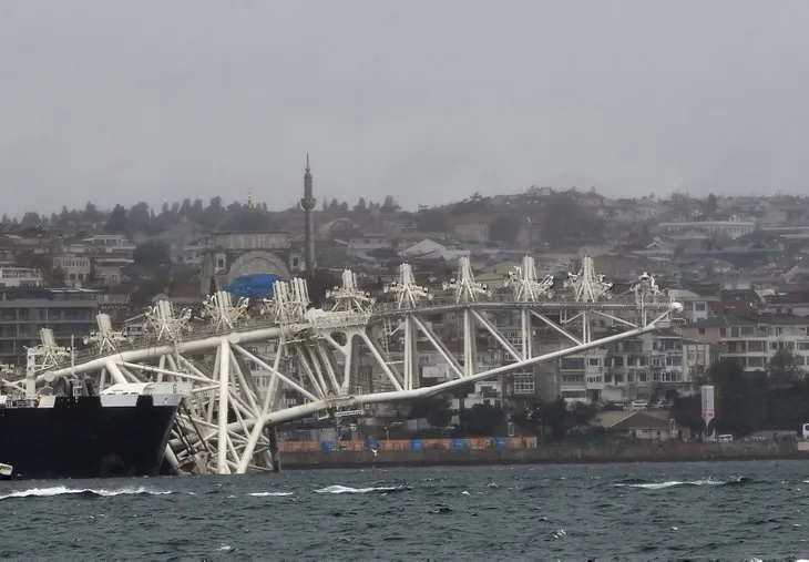 İstanbul Boğazı’ndan dev inşaat gemisi geçti