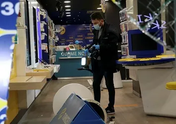 Bisikletlerle gelip telefoncuyu soydular