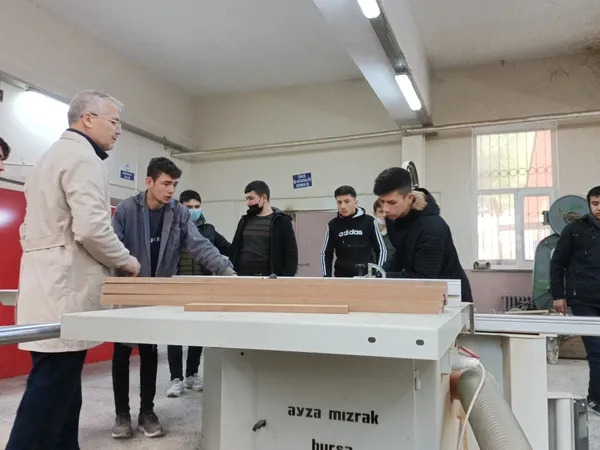 izmirde-fabrika-gibi-lise-ogrencilerin-urettigi-mobilyalari-99-okula-gonderiyorlar-cirosu-1-milyon-tlye-yaklas-1642316892427.jpg İzmir’de fabrika gibi lise! Öğrencilerin ürettiği mobilyaları 99 okula gönderiyorlar: Cirosu 1 milyon TL’ye yaklaştı - 2