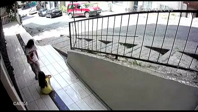İstanbul’da çocukların ölümden döndüğü kaza kamerada! Son anda kurtuldular - 3