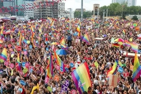 ABD'nin İstanbul konsolosluğunda LGBT rezaleti! Asılan dev paçavraya tepkiler peş peşe geldi