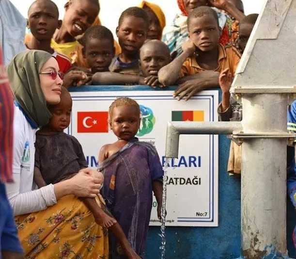 Gamze Özçelik Afrikalı çocuklara su götürüyor! Türk bayrağını gururla taşıdı!