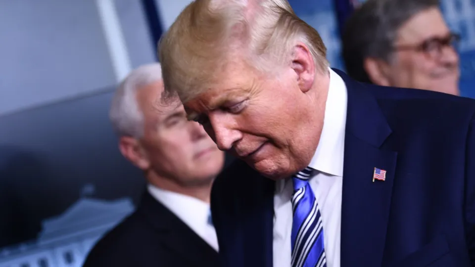 Corona virüs toplantısına damga vuran an! Trump hemen uzaklaştı...