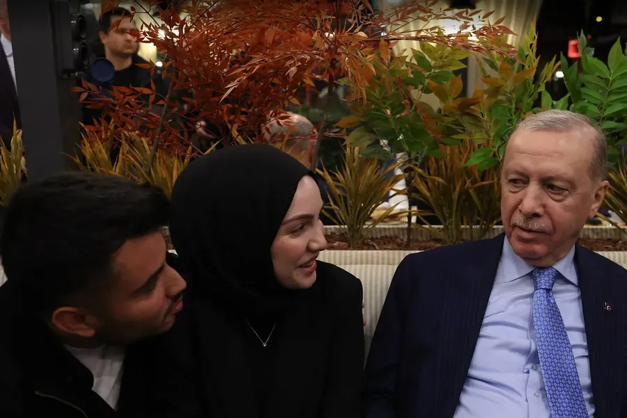 baskan-erdogandan-surpriz-kafe-ziyareti-ankara-sokaklarinda-gonul-koprusu-kuruldu-1775716097219.png Başkan Erdoğan'dan sürpriz kafe ziyareti: Ankara sokaklarında gönül köprüsü kuruldu - 1