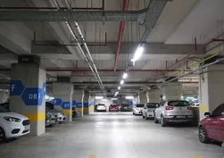 Otoparkta akılalmaz anlar! Araçların üzerinde zıplayarak yürüdü