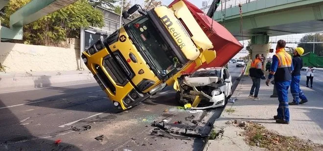 İstanbul’da feci kaza! TIR önce köprüye çarptı ardından otomobilin üstüne devrildi | Sürücü son anda kurtuldu