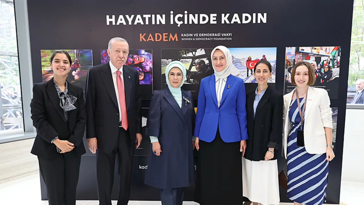 Başkan Erdoğan ve eşi Emine Erdoğan New York’ta KADEM’in fotoğraf sergisini gezdi