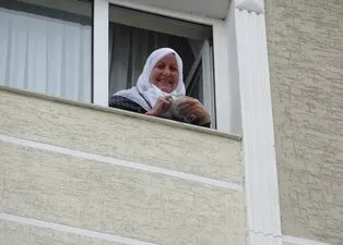 Coronavirüs bunu da yaptırdı! Her gün Whatsapp'tan haberleşip camdan cama...