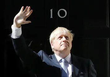 SON DAKİKA: Boris Johnson güvenoyu aldı