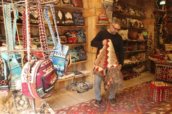 kilim-parcalarini-copten-toplayip-donusturerek-dunyaya-satiyor-1635928880158.jpg Kilim parçalarını çöpten toplayıp dönüştürerek dünyaya satıyor - 1